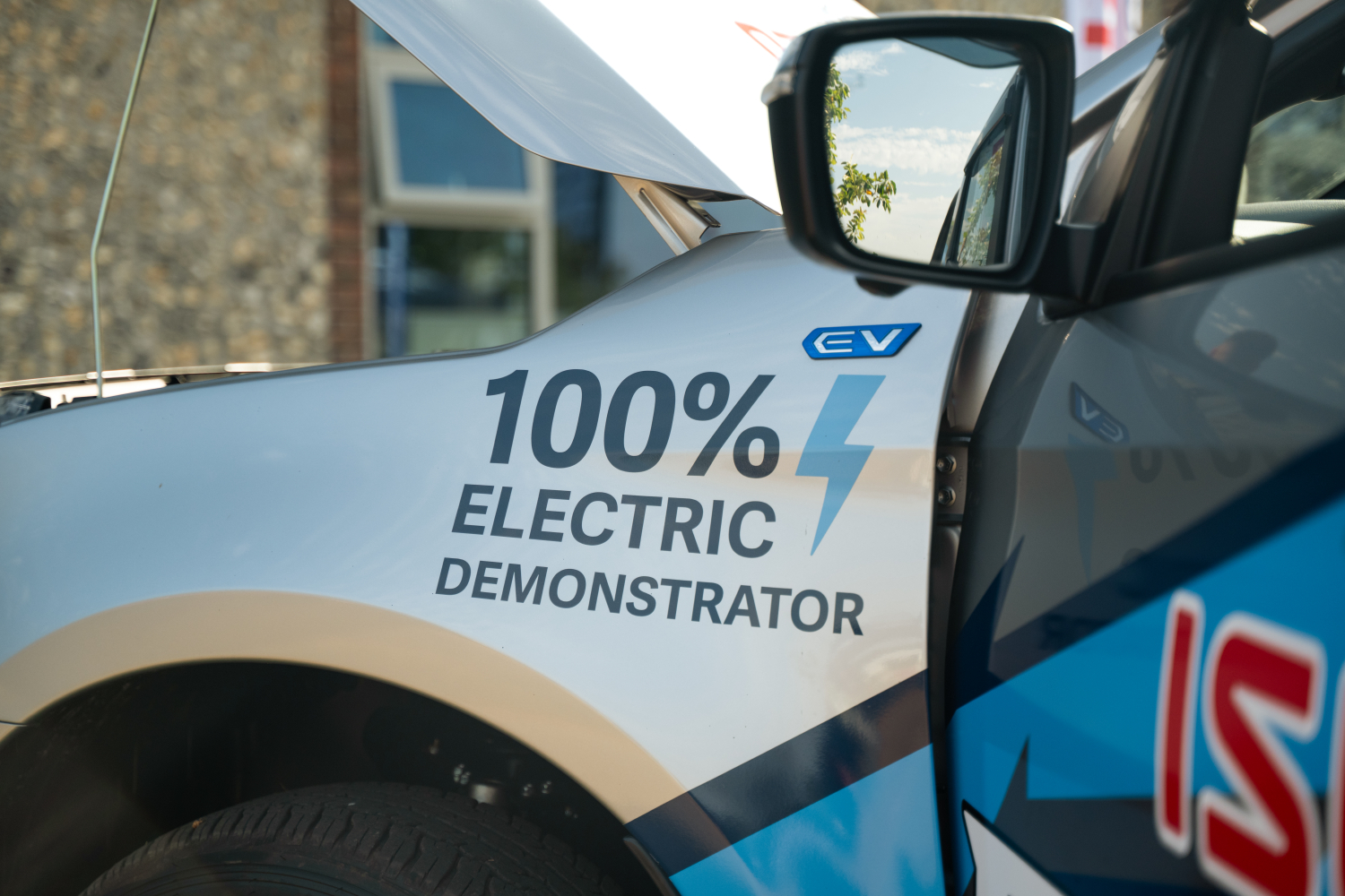 NEW ISUZU D-MAX ELECTRIC VEHICLE POWERS UP ITS ONE-TONNE-PLUS PAYLOAD, 3,500 KG TOWING CAPACITY AND PERMANENT FOUR-WHEEL DRIVE FOR VOLTWORX26