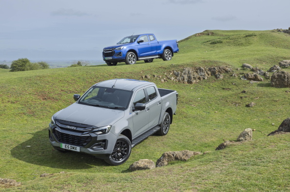 Isuzu D-Max EV, eV-Cross Double Cab (grey), eDL40 Extended Cab (blue)